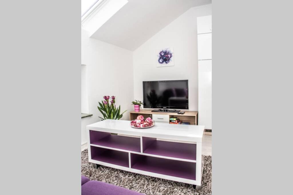 Apartment Pouringraz Fuer Kunst- Und Tennisliebhaber Екстериор снимка